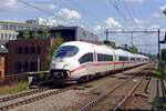 Am 16 Augustus 2019 durchfahrt 406 002 Arnhem-Velperpoort.  Das Bild wurde während das warten auf 'mein' Zug vom Bahnsteig gemacht.