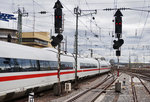 406 080-2  Würzburg , verlässt am 28.3.2016 als ICE 9555 (Paris Est - Saarbrücken Hbf - Frankfurt (Main) Hbf), den Hauptbahnhof Mannheim.