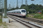 Zwei ICE 3 Garnituren fahren in den Bahnhof München Pasing ein.