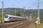 Ein ICE mit Neigetechnik von Wien nach Frankfurt fuhr am 1.10.16 aus der  Nantenbacher Kurve  in die gleichnamige Abzweigstelle.