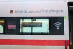 Blick auf Taufnamen, Zuglaufschild, WLAN-Symbol und sich spiegelndes Bahnhofsschild an 411 071-4 (Tz 1155  Mühlhausen/Thüringen ) als ICE 1539 (Linie 15) von Frankfurt(Main)Hbf nach Berlin