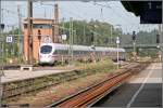 Ein 411er durchfhrt den Bahnhof Rosenheim, als ICE 116 von Wien Westbahnhof nach Mnchen Hauptbahnhof, ohne Halt.