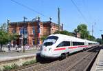 Ein ICE T steht im Hundertwasser Bahnhof in Uelzen und wartet auf Abfahrt.

Uelzen 15.07.2023