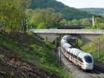 411 080  Darmstadt  fhrt als ICE 281 Stuttgart Hbf - Zrich HB in Krze in Singen am Hohentwiel ein.