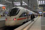 Der ICE 1715 aus Stralsund Hbf ist eingetroffen, in Berlin Hbf wird er durch den ICE-T 7  Kaiserslautern  verstrkt und fhrt als Doppel nach Mnchen Hbf.