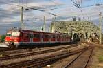 420 464-0 verlässt am 3.7.2017 als S12 von Köln-Ehrenfeld nach Hennef(Sieg) den Kölner Hauptbahnhof.