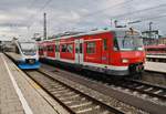 420 448-3 und 420 471-5 treffen am 16.8.2017 als S4 von Grafrath im Münchener Hauptbahnhof auf 643 108-3 als BOB86957 von München Hauptbahnhof nach Tegernsee.