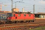 Lokportrait von Re 420 267-7 (Re 4/4 11267), als sie am Morgen des 07.06.2016 durch den Badischen Bahnhof von Basel mit einem gemischten Güterzug gen Basel Bad Rbf fuhr.