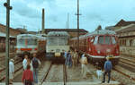 Und hier das frühere Gelände neben dem Stuttgarter Hauptbahnhofs, das 2024 völlig zugebaut ist, auf einer Feier des BDEF am 31.05.1984. Ganz rechts ein Zug der Baureihe 456.