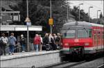 420 385/885 ist als S9 am Hausbahnsteig vom Bahnhof Haltern am See eingetroffen. Wenige Augenblicke nach der Ankunft verlassen die Reisende den Zug... (15.06.2008)