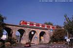 Mit der S-Bahn durch die Stadt: 420 auf der Brcke in Endersbach.