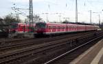 420 xxx-x und 420 xxx-x stehen am 25.11.13 in Hanau Hbf 