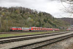 218 495 überholt mit einem Fernverkehrszug einen Zug der Linie S 1, der von 423 021 angeführt wird.