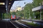 Die Stationen in Köln Chorweiler beeindrucken mit dem Stil der Städteplanung der 70er Jahre als Köln Chorweiler als Trabantenstadt erbaut wurde. Hier fährt 423 761 als S11 in Köln Volkhovener Weg ein. Im Hintergrund die charakteristischen Hochhäuser von Chorweiler.

Köln 12.08.2023