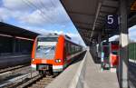 423 730 - 1 wartet am Bahnfof Petershausen auf Gleis 5 auf Weiterfahrt nach Erding, während innen noch kräftig geputzt wird, am 03.03.2015