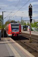 Einfahrt eines S11 Zuger in Neuss Norf nach Bergisch Gladbach am Sonntag den 26.4.2015