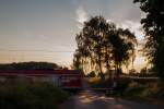 An einem entlegenen Bahnübergang in Ottenhofen für ein 423 als S2 nach Erding am abendlichen 09.08.15 dem Sonnenuntergang entgegen.