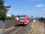 424 028/528 und ein weiterer fahren als S5 in Richtung Hameln in Hannovern-Vinnhorst ein.