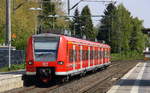 Die Rhein Niers Bahn (RB33) kommt aus Duisburg-Hbf nach Aachen-Hbf und kommt aus Richtung Mönchengladbach-Hbf,Rheydt-Hbf,Wickrath,Beckrath,Herrath und hält in Erkelenz und fährt dann weiter in Richtung Baal,Hückelhoven-Baal,Brachelen,Lindern,Süggerath,Geilenkirchen,Frelenberg,Zweibrüggen,Übach-Palenberg,Rimburg,Finkenrath,Hofstadt,Herzogenrath, Kohlscheid,Richterich,Laurensberg,Aachen-West,Aachen-Schanz,Aachen-Hbf. 
Aufgenommen vom Bahnsteig 2 in Erkelenz. 
Bei schönem Frühlingswetter am Vormittag vom 24.4.2017.