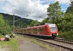 425 704-4 bei der Einfahrt in Neckargerach, immer noch ist das Gleis 1 in Richtung Mosbach Nerckarelz gesperrt wegen Bauarbeiten zwischen Binau und Diedesheim.