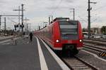 Angeführt von 425 107 erreicht eine RB aus Karlsruhe am 04.10.2017 ihren Endbahnhof Mannheim Hauptbahnhof.