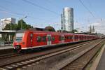 425 093-2 steht am 4.7.2017 als RE8 (RE10802)  Rhein-Erft-Express  von Koblenz Hauptbahnhof nach Mönchengladbach Hauptbahnhof in Köln Messe/Deutz.