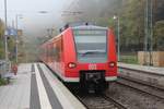 Am 26.10.2017 durchfährt ein RE nach Heidelberg den Bahnhof Zwingenberg.