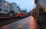 Die Rhein Niers Bahn (RB33) aus Aachen-Hbf nach Heinsberg-Rheinand-Duisburg-Hbf und kommt aus Richtung Aachen-Hbf und fährt in Aachen-Schanz ein und hält in Aachen-Schanz und fährt dann