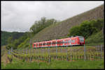 ET 425628 fährt am 30.4.2018 um 14.43 Uhr an den Weinbergen bei Kanzem in Richtung Saarbrücken vorbei.