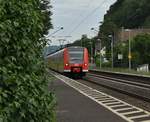 Am Samstag Vormittag kommt ein RE8 nach Koblenz durch Leubsdorf gen Bad Hönningen gefahren.