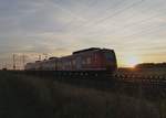 RB33 nach Aachen Hbf bei Wickrathhahn im letzten Abendlicht stebt sie Herrath entgegen, ihrem nächsten Halt.