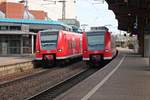 Während am Mittag des 12.04.2017 der 425 133-6 als RB70 (Merzig (Saar) - Kaiserlautern Hbf) aus dem Völklinger Bahnhof gen Saarbrücken fuhr, stand am Bahnsteig gegenüber der 425