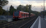 Die Rhein Niers Bahn (RB33) aus Aachen-Hbf nach Heinsberg-Rheinand,Duisburg-Hbf und kommt aus Richtung Aachen-West,Laurensberg,Richterich, und hält in Kohlscheid und fährt in Richtung