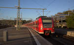 Die Rhein Niers Bahn (RB33) kommt aus Richtung Übach-Palenberg aus Duisburg-Hbf-Heinsberg-Rheinland)Aachen-Hbf und hält in Herzogenrath und fährt in Richtung