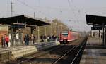 Als RB 33 von Aachen nach Essen fährt 425 559-2 am 27.03.2020 im Bahnhof Viersen ein