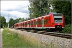 Zum Triebwagentausch fhrt ein 426er und der 425 145 als RB 30056  OBERBAYERN-BAHN  von Rosenheim nach Mnchen.