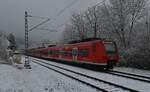 Aus Osterburken kommend und gen Kaiserslautern Hbf fahrend kommt einen S1 Doppeleinheit in Neckargerach eingefahren, hier ist der Zug an dessen Spitze der 425 320 und am Zugschluß der 425 740 laufen kurz vorm Bahnsteig.7.1.2022