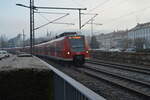 Ein roter Lindwurm schlängelt sich durch Mosbach, es sind der 425 237-5 mt em 425 105 die als S1 nach Kaiserslautern soeben Mosbach Baden verlassen haben und nun zum nächsten Halt Mosbach West fahren. 14.1.2022