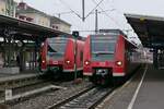 Seit dem Fahrplanwechsel  425er-Alltag  im Friedrichshafener Stadtbahnhof. 425 305-0 als RB 93 /17713, Friedrichshafen Stadt - Lindau Insel und 425 312-6 als RB 91 / 87565, Aulendorf - Friedrichshafen Hafen (14.12.2021)