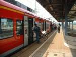 425 111 un 425 114 als RE Karlsruhe - Stuttgart am 23.08.2002 in Vaihingen/Enz.