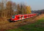 Eine Doppeleinheit 425ziger kommen durch die Kurve hinterm Bahnbergang Klner Strae in Jchen entlang gefahren am 4.3.2011.