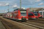 425 227/725 ist als S1 Osterburken - Homburg (Saar) am 12.04.2012 in Kaiserslautern, neben stehen 643 024 und 425 229/729