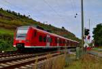 In Richtung Oppenheim fahrend ist hier der 425 250-8 bei Nackenheim am Bahnbergang zu sehen.