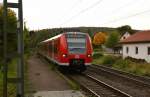 Als S2 nach Kaiserslautern kommt der 425 228-4 in Neckargerach am Abend des 13.10.2012 eingefahren.