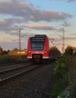 Nachschu auf den 425 107-0 der als Endwagen einer RE 8 nach Koblenz unterwegs bei Gubberath ist.27.10.2012