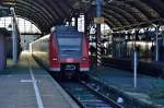 Blick in die Bahnsteighalle des Mnchengladbacher Hauptbahnhofes, auf Gleis 6 steht ein abfahrbereiter RE8 Zug an dessen Ende der 425 035-3 zu sehen ist und der von hieraus nach Koblenz