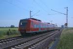 425 576-6 als RB 33 nach Duisburg zwischen Herrath und Wickrath auf der Kbs 485.