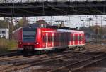 Licht und Schatten wechseln sich ab als 425 138 unter der Brcke an der Nordausfahrt des Dillinger Bahnhofes hindurch fhrt.