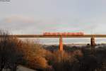 Im ersten Tageslicht fährt 425 3** als RE 19081 (Stuttgart-Freudenstadt) den Stockerbachviadukt bei Dornstetten.