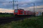 Am Abend des 11.10.2014 fährt der 425 078-3 als RB 33 nach Aachen Hbf, hier ist er gerade am Bü Am Chur/In der Schley bei Wickrathhahn zu sehen.